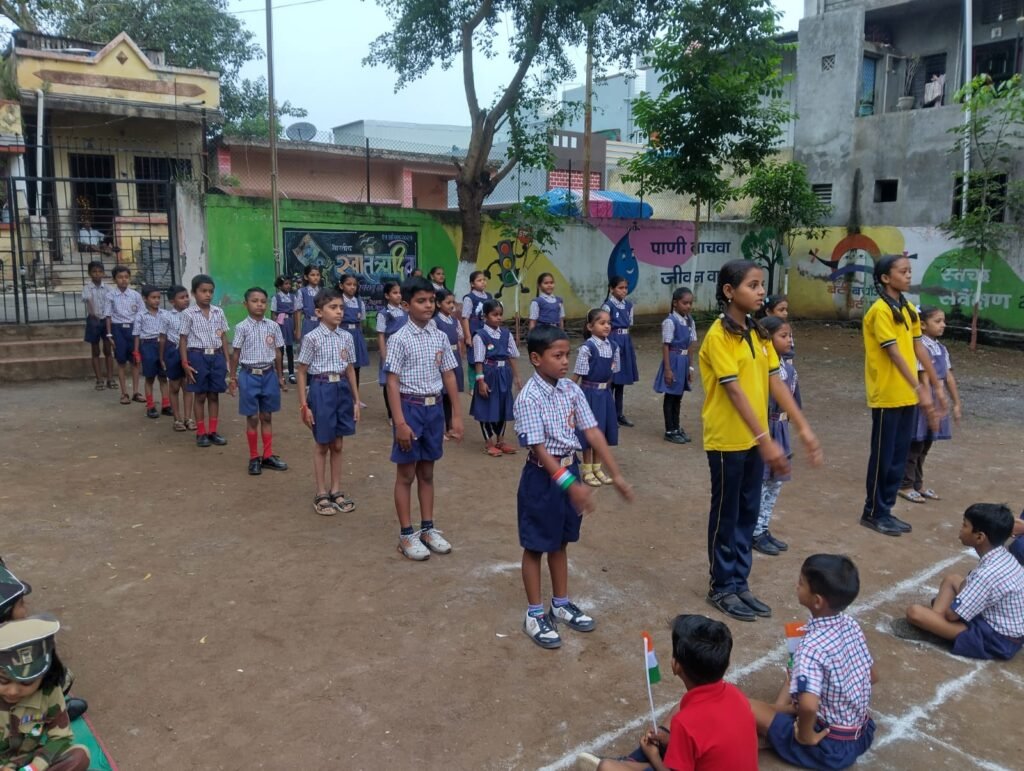 ‘Kavayat Sanchalan’ : राज शाळेत देशभक्तीपर गीतांवर विद्यार्थ्यांनी केले ‘कवायत संचलन’