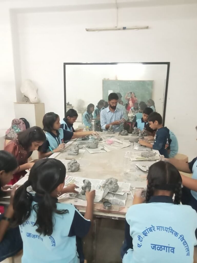 108 ‘Ganeshas’: ‘चला मातीचे गणपती बनवू या’ उपक्रमात विद्यार्थ्यांनी साकारले १०८ ‘गणेशा’