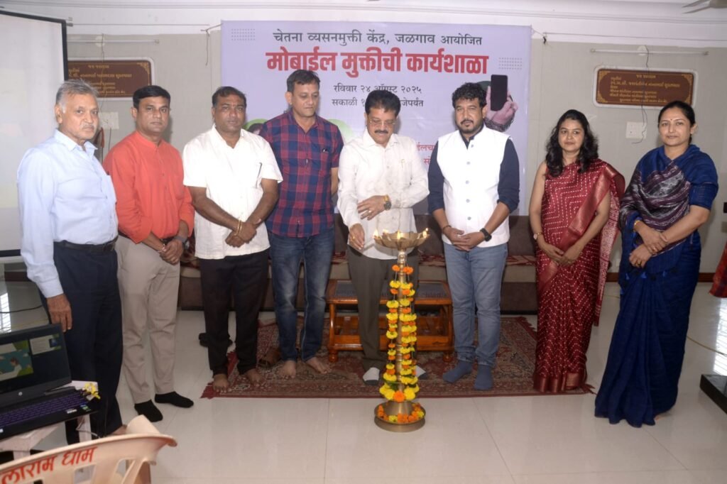 Relationships Within The Family : परिवारातील नातेसंबंध दृढ ठेवण्यासाठी ‘मोबाईलपेक्षा’ प्रत्यक्ष ‘संवाद’ महत्त्वाचा