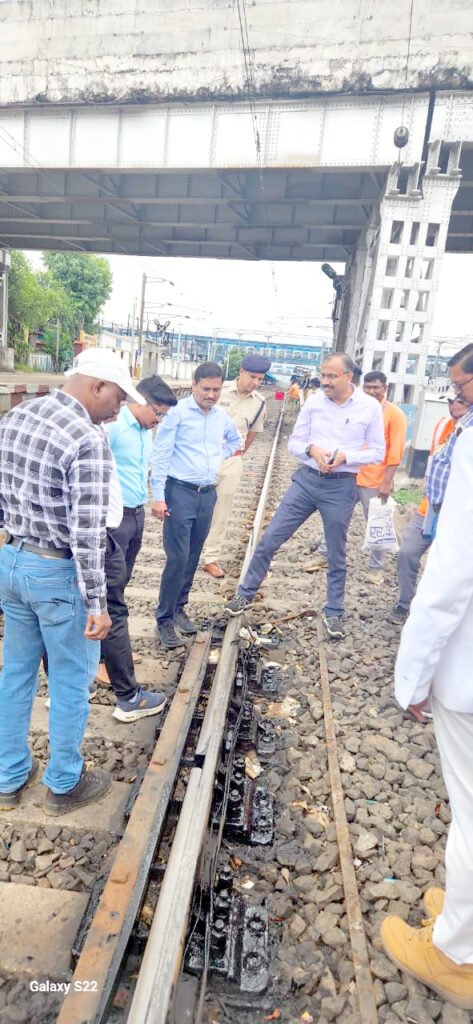 Railway managers ; रेल्वे व्यवस्थापकांनी केली मनमाड-भुसावळ मार्गाची विंडो तपासणी