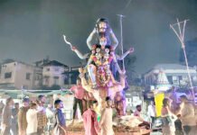 Devotees  ; भाविकांनी पावसाच्या रिमझिम सरींमध्ये  देवी दर्शनासाठी गर्दी