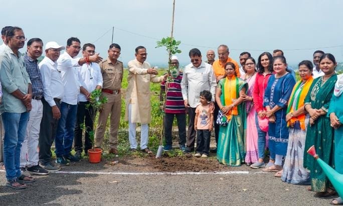 ‘A Tree In The Name Of Mother’ : ‘एक पेड़ माँ के नाम’ अभियानांतर्गत ७५ वृक्षांची लागवड