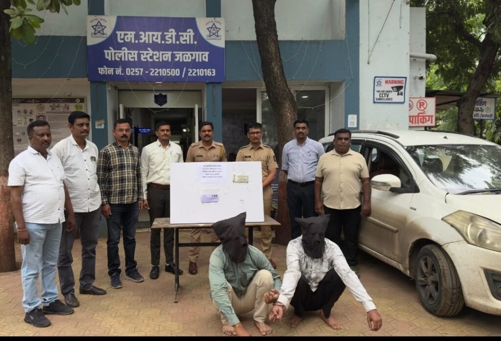 Two People Who Looted Under : लिफ्टच्या बहाण्याने लूट करणाऱ्या दोघांना अटक