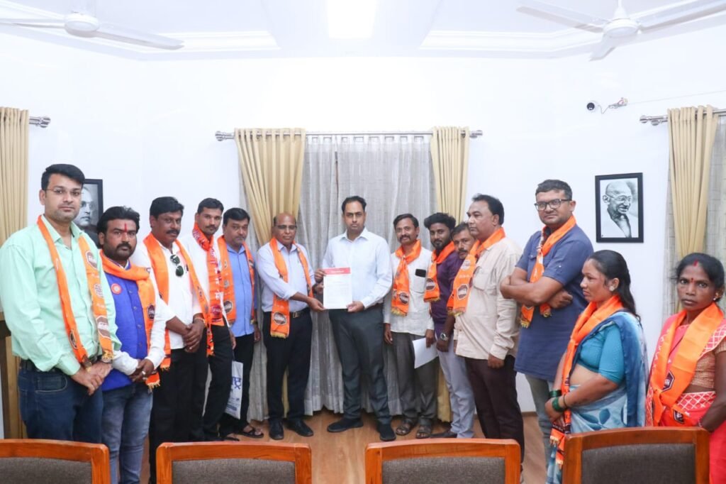 Banana Prices And Provide : केळी दरात सुधारणा करुन योग्य भाव द्यावा