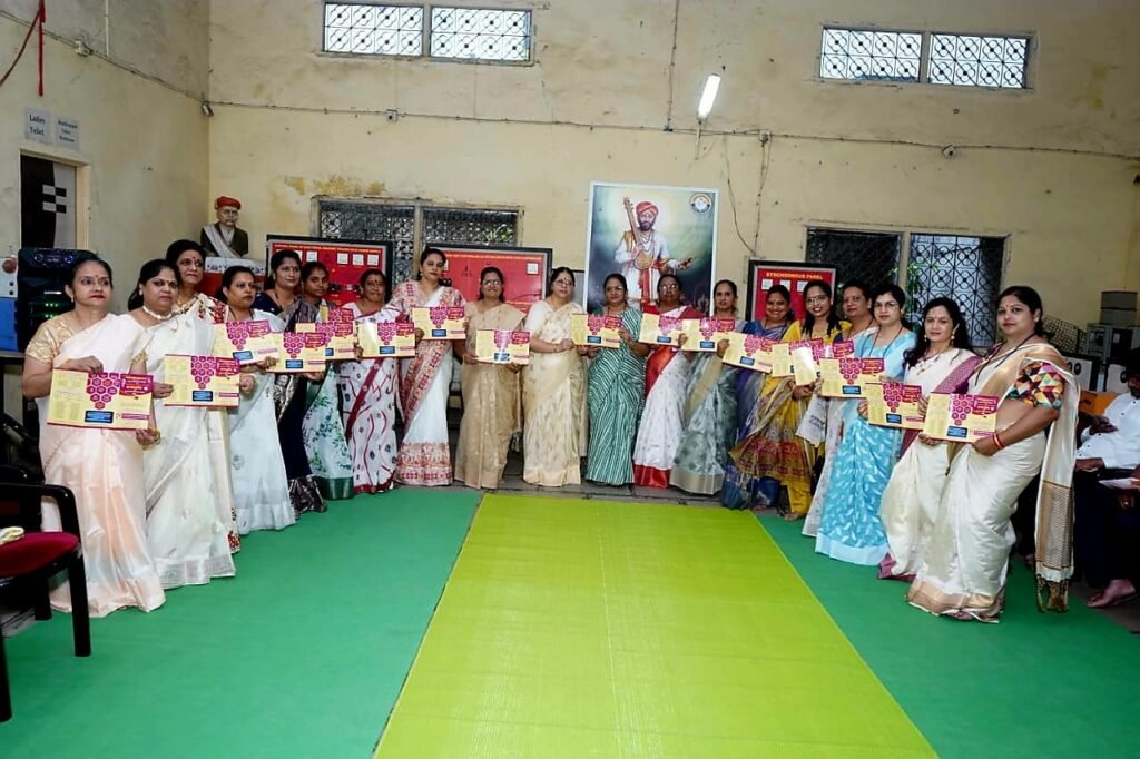 Brochure Was Published : महिला शक्तीच्या हस्ते नवरात्रीच्या मुहूर्तावर मेळाव्याच्या अर्जासह कार्यक्रम पत्रिका प्रकाशित