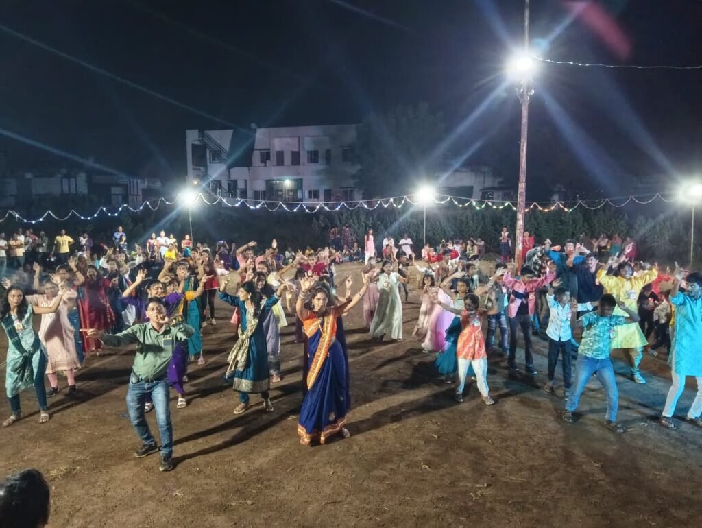 Navrang Durgotsav Mandal : नवरंग दुर्गोत्सव मंडळाच्या गरबा-दांडियात रंगली उत्सव ‘धूम’