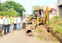 Siddheshwar Waghulde ; सिद्धेश्वर वाघुळदे यांनी स्वखर्चाने केली गटारी साफ