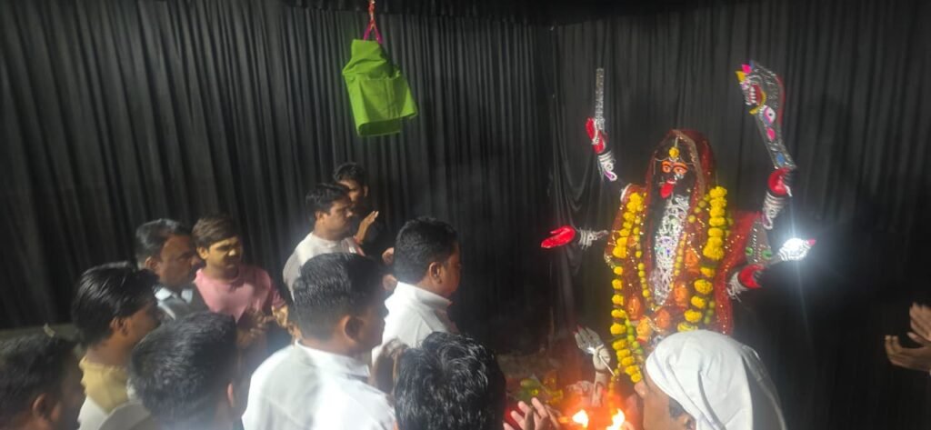 Kanjarbhat Samaj Youth Foundation : जळगावातील कंजरभाट समाज युवा फाउंडेशनतर्फे महाकाली मातेची आरती