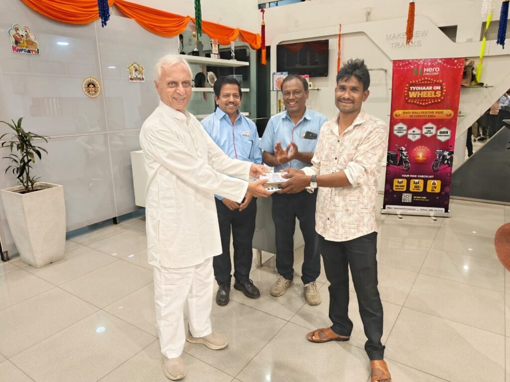 Amount Of 40 Thousand : दुचाकी खरेदीसाठी आलेल्या ग्राहकाला हरवलेली ४० हजाराची रक्कम परत