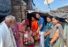 Sensitivity That Brings : पुरग्रस्तांच्या चेहऱ्यावर पुन्हा हसू फुलवणारी संवेदनशीलता