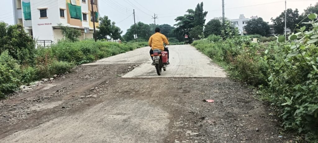 Road In The Soninagar Area : सोनीनगर परिसरात रखडलेला रस्ता नागरिकांसाठी ठरतोय डोकेदुखी