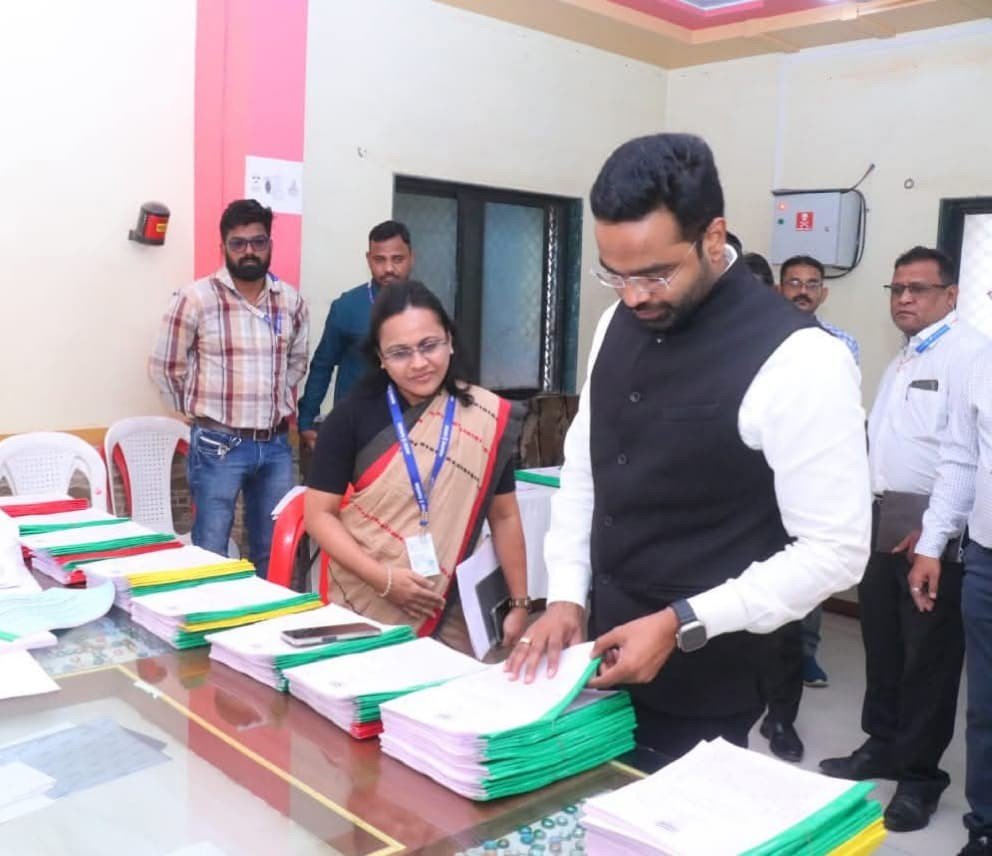 District Collector : जिल्हाधिकाऱ्यांनी घेतला यावल, रावेर नगरपरिषद निवडणूक विषयक कामाचा आढावा