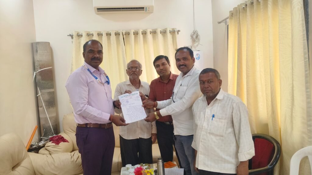 Heavy rains for farmers ; लोहारा परिसरातील शेतकऱ्यांना अतिवृष्टी अनुदानाची तुटपुंजी मदत; अनेक अजूनही वंचित