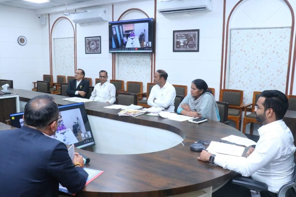 Review Of Airport : जिल्हाधिकाऱ्यांकडून विमानतळ विस्तारासाठीचा आढावा