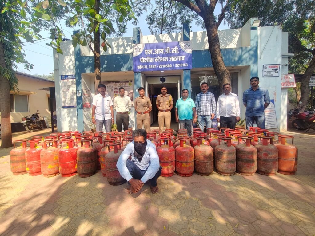 सिलेंडर चोरी प्रकरणाची उकल दाखवणारे जळगाव पोलिसांचे दृश्य