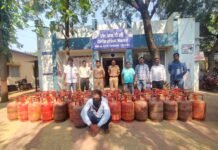 सिलेंडर चोरी प्रकरणाची उकल दाखवणारे जळगाव पोलिसांचे दृश्य