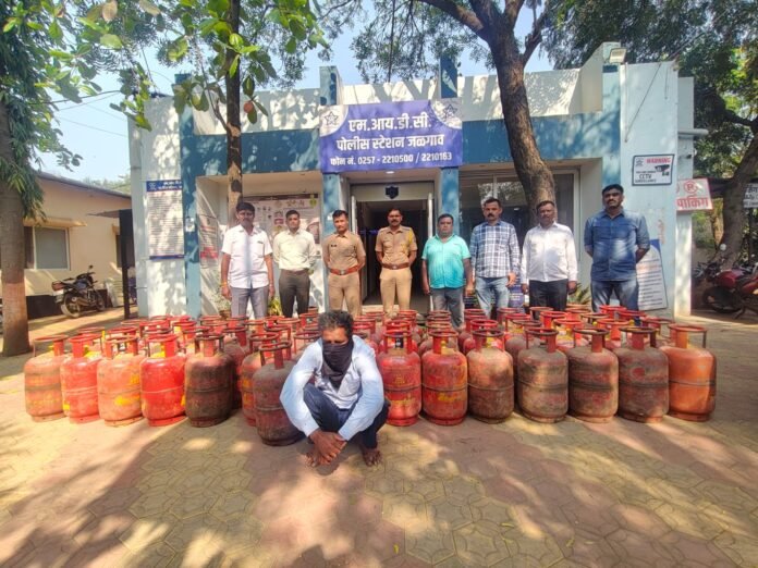 सिलेंडर चोरी प्रकरणाची उकल दाखवणारे जळगाव पोलिसांचे दृश्य