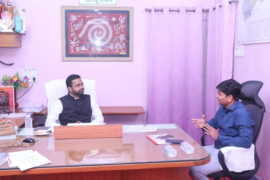 District Collector : एकात्मिक आदिवासी प्रकल्प कार्यालयास जिल्हाधिकाऱ्यांची भेट, पाहणी