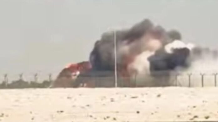 "दुबई एअर शोमध्ये दुर्घटनाग्रस्त झालेलं भारतीय तेजस लढाऊ विमान आणि परिसरात उठलेला धुरळा."