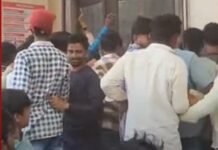 Malegaon Crime : चिमुकलीच्या हत्येनंतर मालेगाव पेटला; संतप्त जमावाचा कोर्टाच्या गेटवर ताबा "बालिकेच्या हत्येच्या निषेधार्थ मालेगावमध्ये जमलेला संतप्त जमाव न्यायालयाच्या गेटवर धडक देताना."