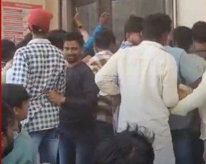 "बालिकेच्या हत्येच्या निषेधार्थ मालेगावमध्ये जमलेला संतप्त जमाव न्यायालयाच्या गेटवर धडक देताना."