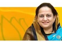 Jamner Victory : जामनेरात महाजन कुटुंबाचे वर्चस्व पुन्हा सिद्ध; नगराध्यक्षपदी बिनविरोध निवड साधनाताई गिरीश महाजन — जामनेर नगराध्यक्षपदी बिनविरोध जाहीर करताना