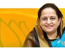 साधनाताई गिरीश महाजन — जामनेर नगराध्यक्षपदी बिनविरोध जाहीर करताना