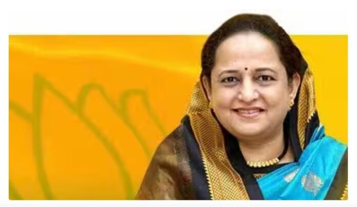 sadhana mahajan साधनाताई गिरीश महाजन — जामनेर नगराध्यक्षपदी बिनविरोध जाहीर करताना