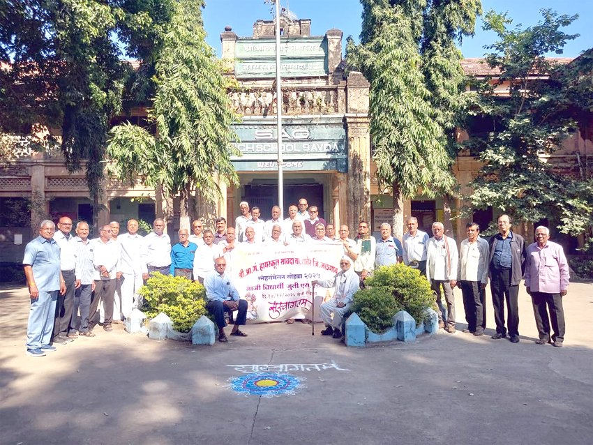 Savada : सावदा येथे ५३ वर्षांनंतर शालेय आठवणींना उजाळा Bring back school memories.