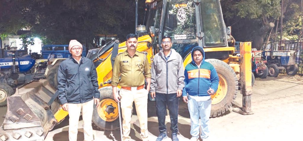 Bhadgaon: Revenue and police attacked while preventing sand theft from Rana river