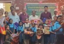 Boredom of love : मायेची ऊब ; पारोळा जि.प.शाळेच्या विद्यार्थ्यांना ब्लँकेट वाटप