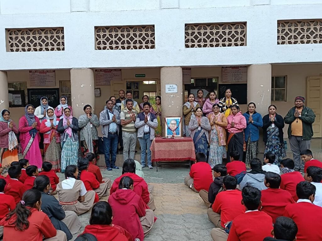 Pragati School : प्रगती शाळेत महापरिनिर्वाण दिनानिमित्त महामानवाला अभिवादन