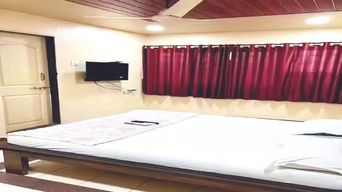 Pune : लॉजवरील सेक्स रॅकेटचा पर्दाफाश Lodge sex racket busted