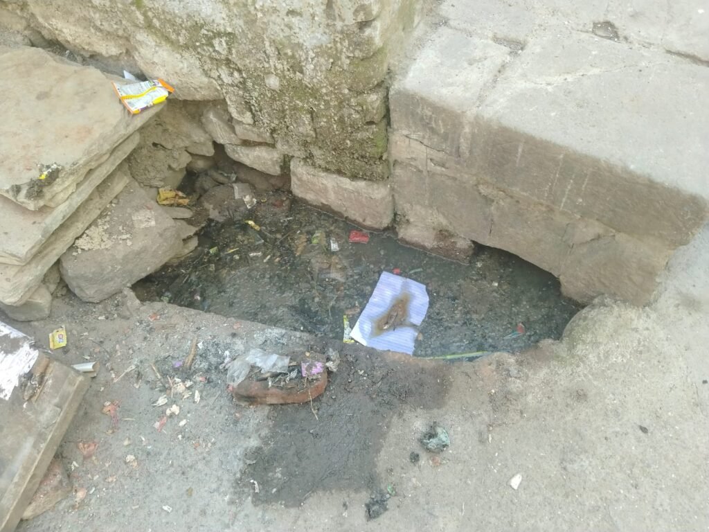 Chalisgaon : वॉर्ड क्रमांक १६ बाराभाई मोहल्ल्यात पथदिवे बंद तर गटारी तुंबल्या Ward No. 16 Barabhai