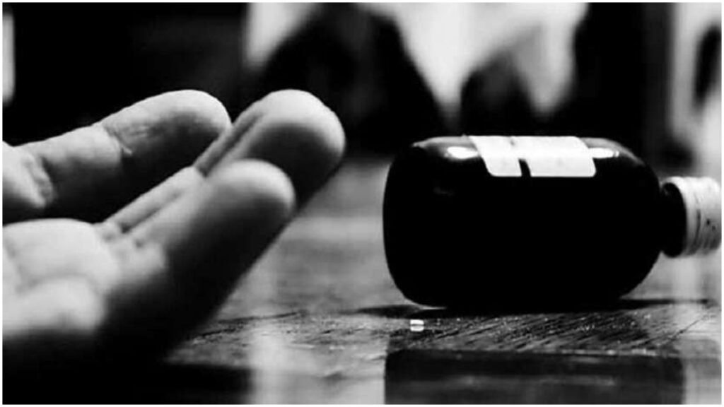 Jalgaon : विषारी औषध सेवन केल्याने तरूणाचा उपचारावेळी मृत्यू Jalgaon: Youth dies during treatment after consuming poisonous medicine