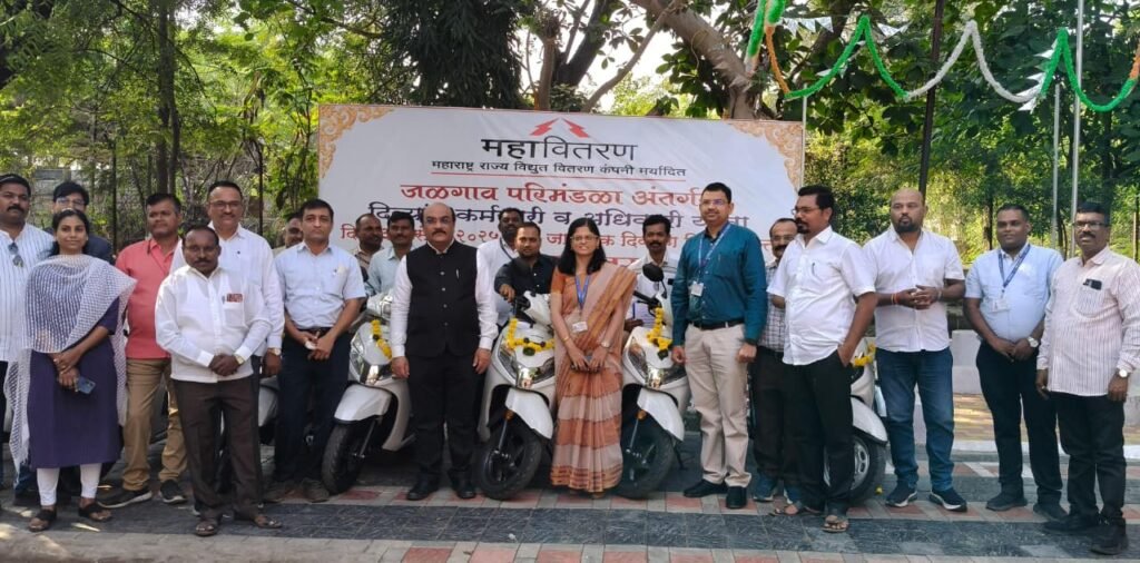 Differently-Abled Employees : दिव्यांग कर्मचाऱ्यांना अनुकूलित वाहनांचे वाटप