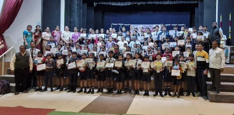 Jalgaon:शेठ ला.ना.सार्व.विद्यालयात किशोर महोत्सवाचा बक्षीस वितरणाने समारोप Jalgaon: Youth Festival concludes with prize distribution at Sheth La.Na.Public School