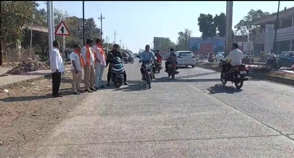 MNS Aggressive Over Traffic : अजिंठा चौफुलीवरील वाहतूक कोंडीवर मनसे आक्रमक