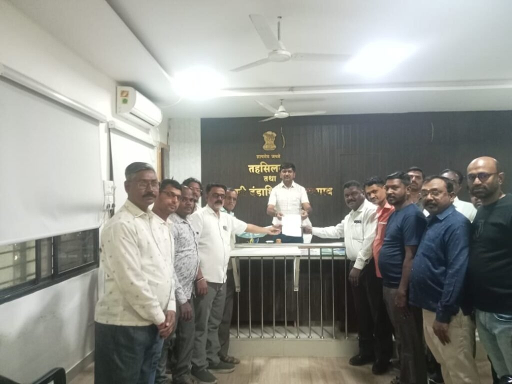 Dharangaon : धरणगाव नाभिक दुकानदार संघटनेतर्फे खमताने घटनेचा निषेध Dharangaon Nabhik Shopkeepers Association strongly condemns the incident