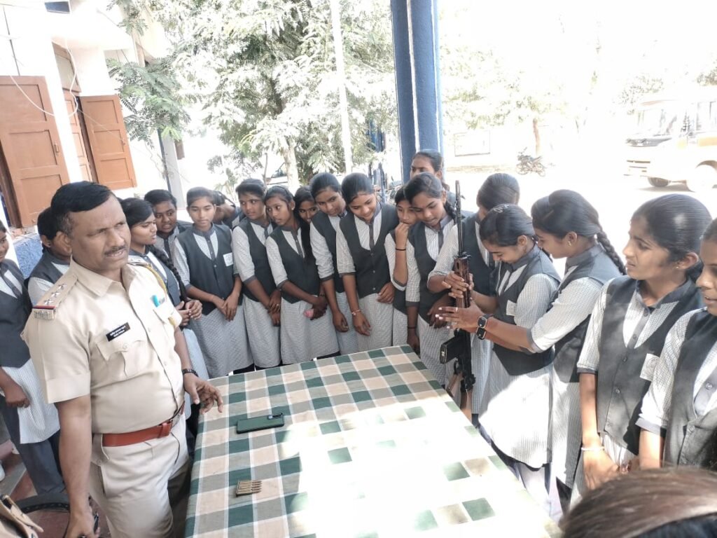 Malkapur: On the occasion of Police Anniversary, students were guided about the work of the police station.
