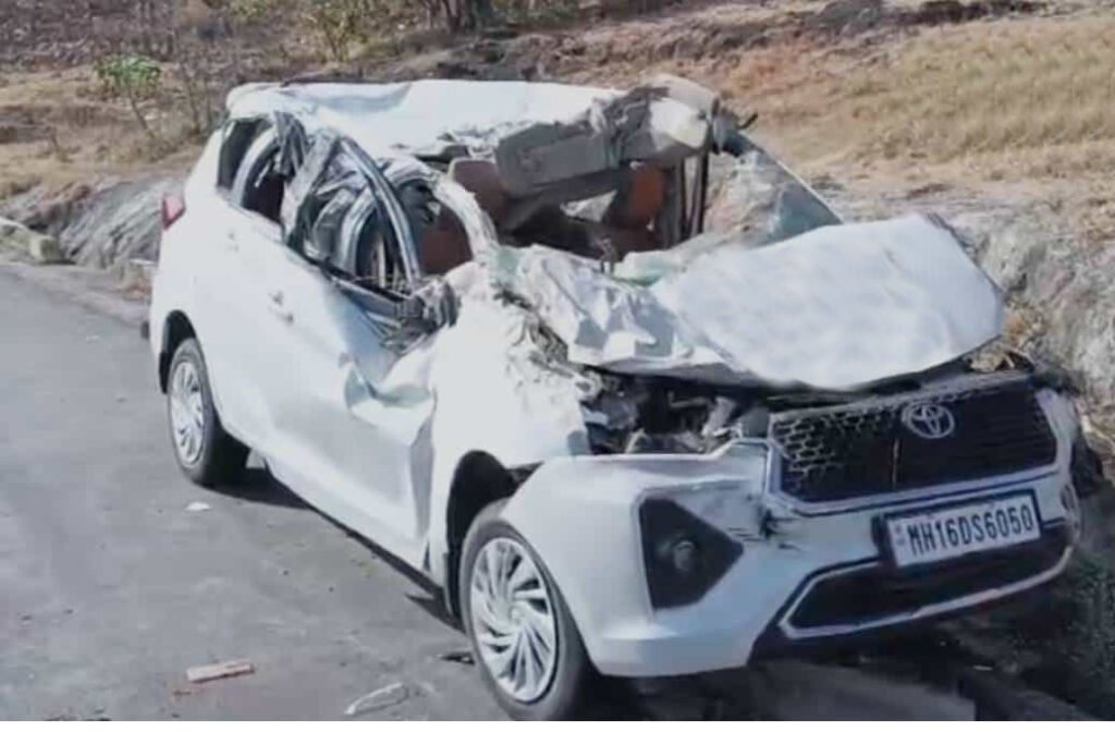 Saimat / Chalisgaon / Representative :: Car lost control and became unusable; Terrible accident in Kannada Ghat