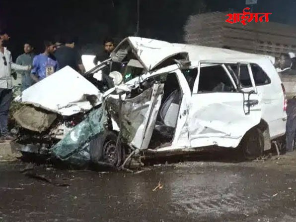 Jalgaon (Nashirabad) : टोलनाक्याजवळ मृत्यूचा थरार; भरधाव इनोव्हा दुभाजक तोडून कंटेनरवर आदळली Jalgaon (Nashirabad): Death scare near toll plaza; Speeding Innova breaks through divider and hits container