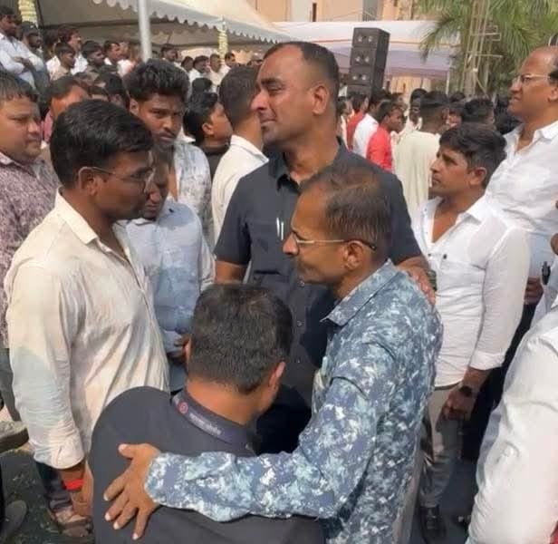 अजित पवारांच्या पार्थिवाला मुखाग्नी; सुरक्षा रक्षक रडताना जय पवारांनी केलं सांत्वन