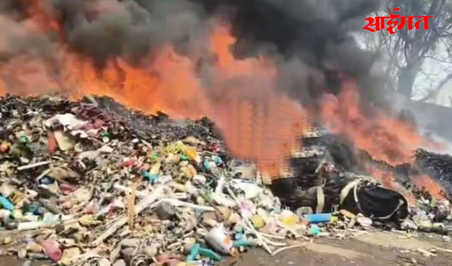 Dharangaon : धरणगाव औद्योगिक वसाहतीतील भंगार गोडाऊन खाक Dharangaon: Scrap godown in Dharangaon Industrial Estate turned into ashes