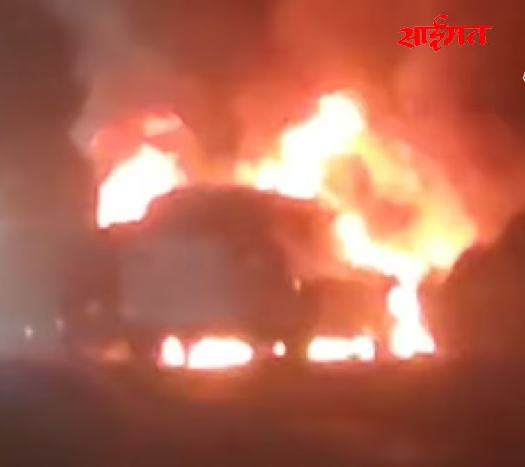 Pachora : पाचोरा रोडवर दोन कारची समोरासमोर धडक Pachora: Two cars collide head-on on Pachora Road