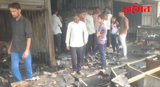 Savda : सावदात भीषण आग! पाच दुकाने जळून खाक, लाखोंचे आर्थिक नुकसान Savda: Massive fire breaks out in Savda! Five shops gutted, financial loss of lakhs