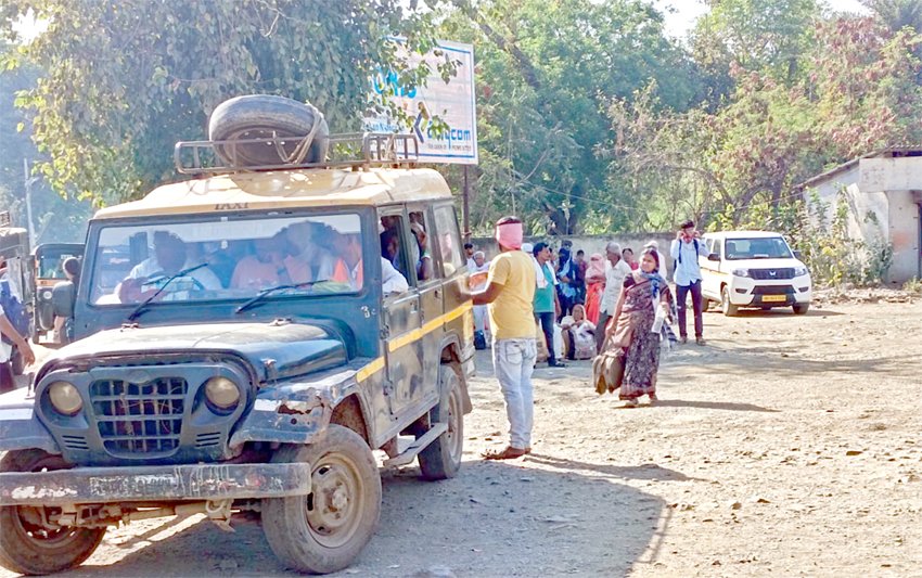 Bhusawal : भुसावळ बस–रेल्वे परिसरात अवैध प्रवासी वाहतूक; सुरक्षा धोक्यात Illegal passenger traffic in Bhusawal bus-rail area; Security at risk