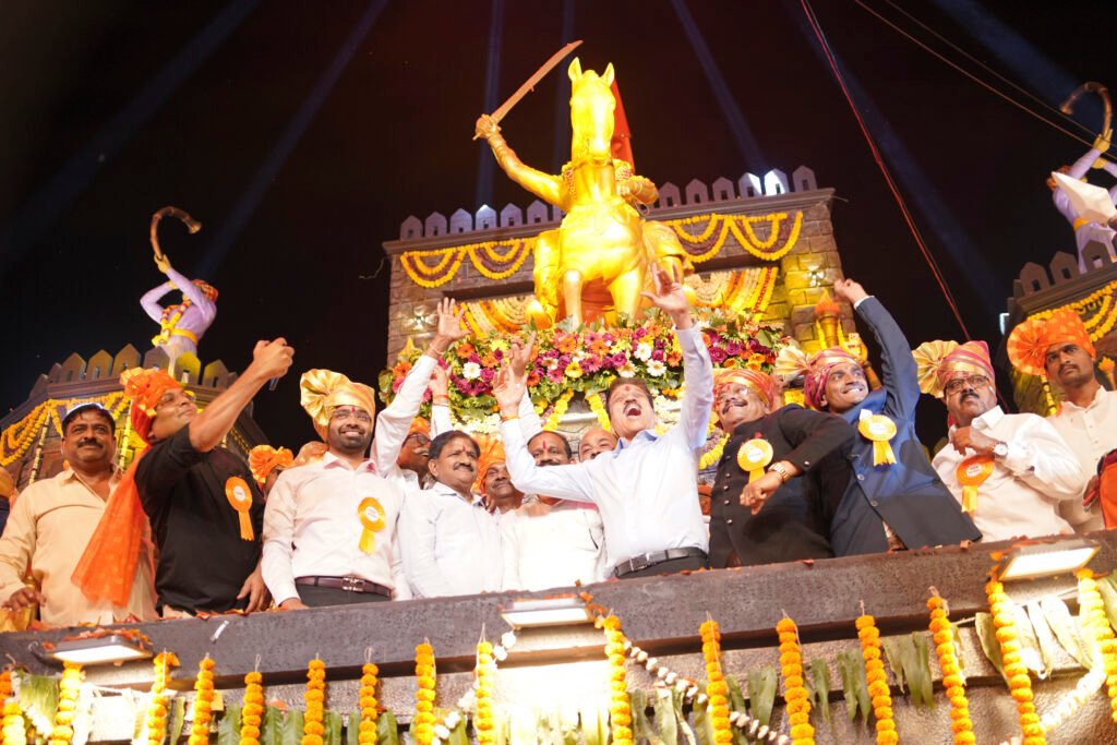 Shendurni : शेंदुर्णीत छत्रपती शिवाजी महाराजांच्या अश्वारूढ पुतळ्याचे भव्य लोकार्पण Shendurni: Grand inauguration of the equestrian statue of Chhatrapati Shivaji Maharaj in Shendurni