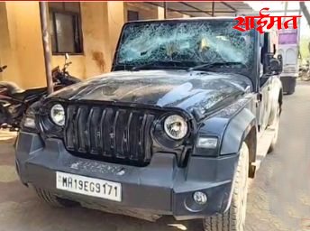 Jalgaon : गुरे तस्करीवरून वाद चिघळला; मास्टर कॉलनीत दंगलसदृश स्थिती Jalgaon: Early morning fracas in Jalgaon over suspicion of cattle smuggling; Vehicles vandalized, two youths injured