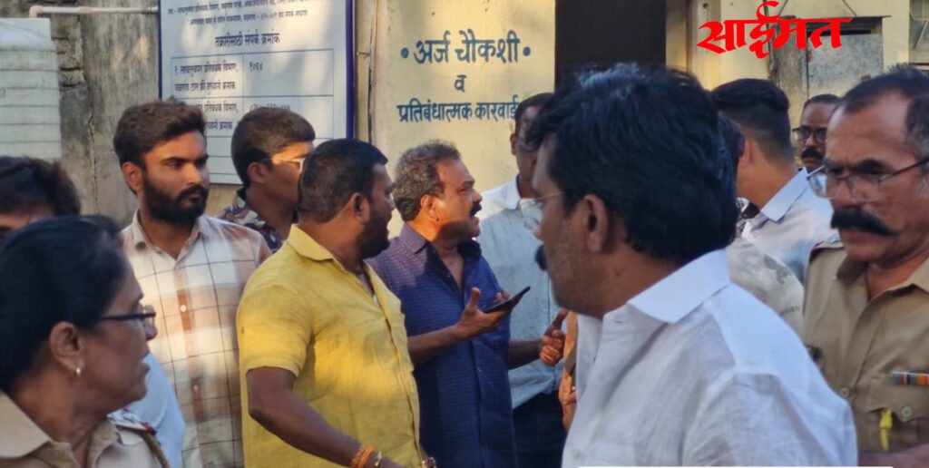 Clashes broke out between Shiv Sena Shinde faction and BJP workers at Jalgaon police station itself.